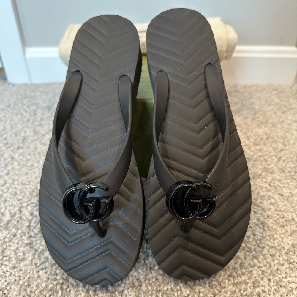 Gucci Chevron Thong Sandal Size 39